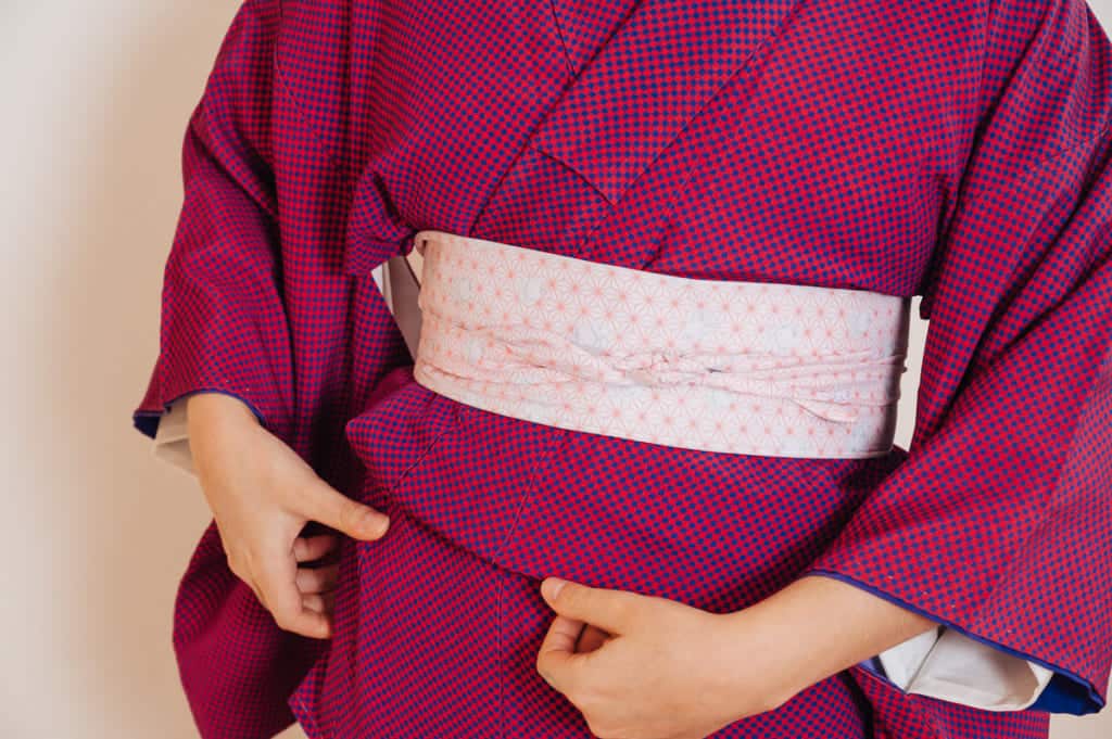Come Indossare un Kimono: Foto e Video Passo a Passo