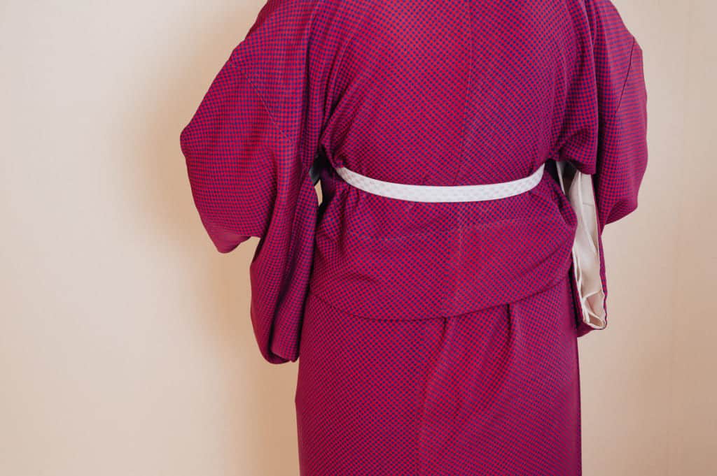 Retro del kimono con le pieghe ben lisciate sotto la korin belt