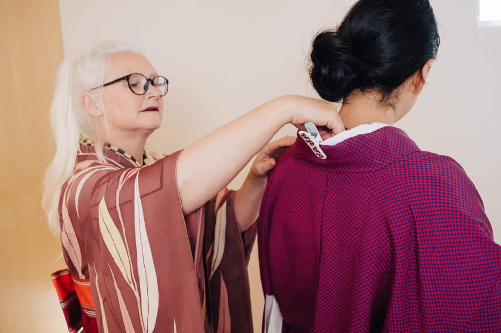 Verificare la presenza della larghezza di un pugno tra collo e colletto kimono