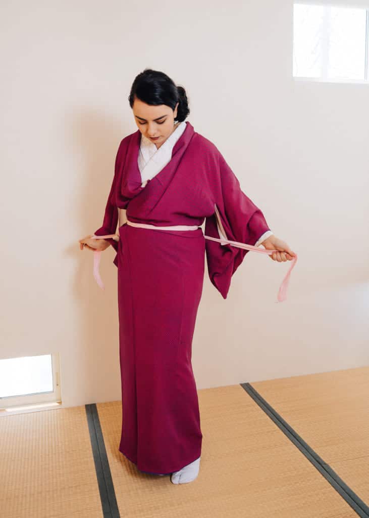 Legare il koshi-himo bello stretto sopra il kimono-Assicurati di legare questo koshi-himo attorno al kimono sopra l'area dell'ombelico.