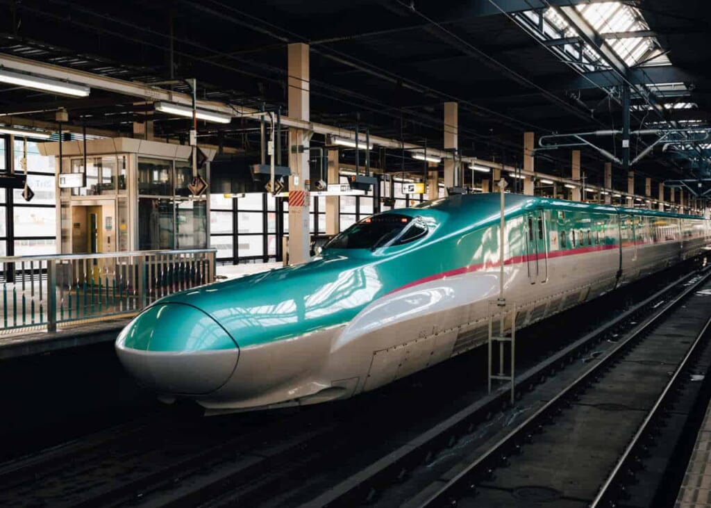 Shinkansen fermo in stazione in Hokkaido 