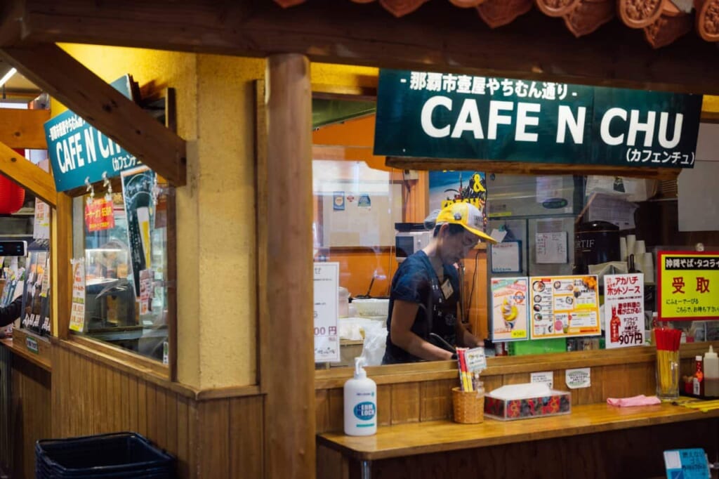 Bancone della caffetteria all'antenna shop di Okinawa