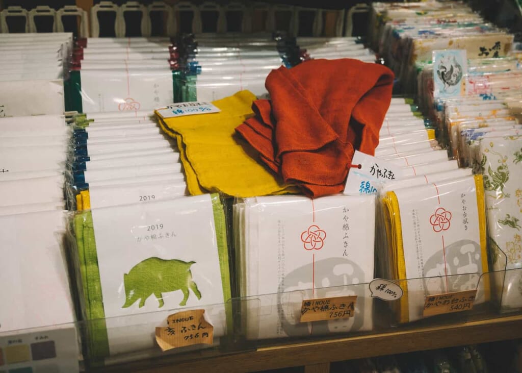 Fazzoletti di stoffa in vendita all'antenna shop di Nara