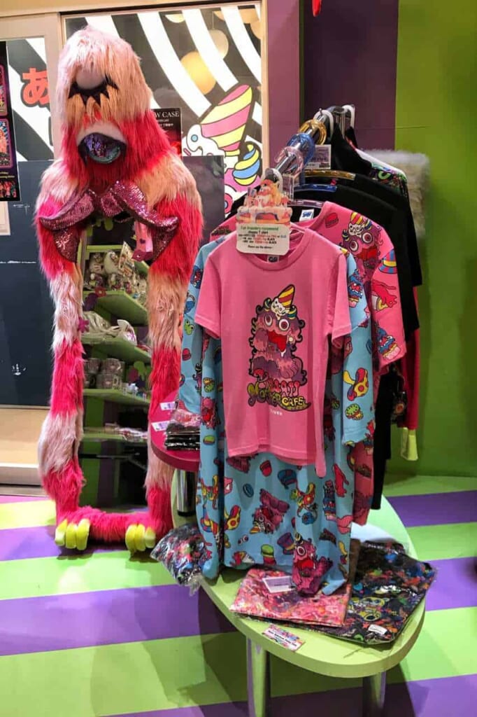 Vestiti in vendita al negozio di souvenir del Kawaii Monster Cafe ad Harajuku