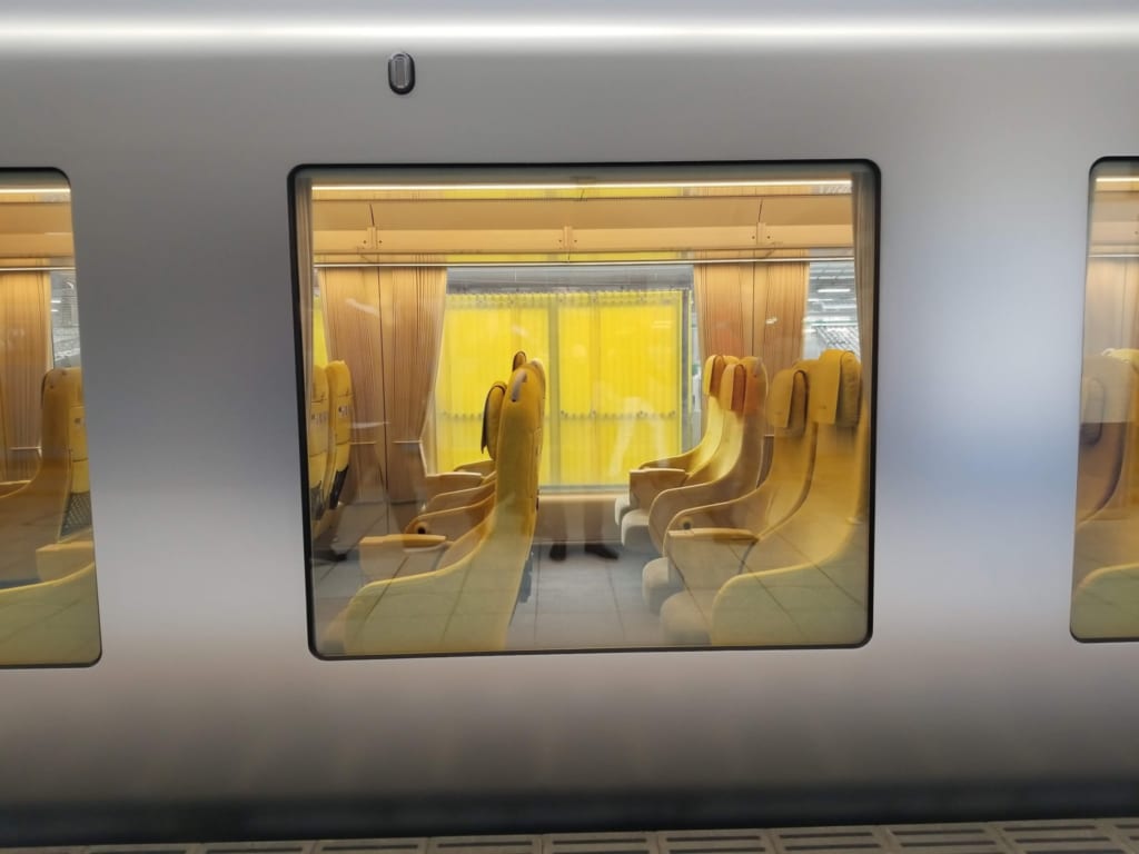 Finestrino e posti a sedere del treno della Seibu, Laview