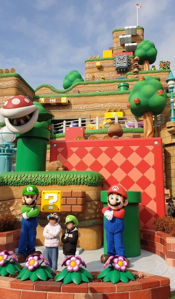 i personaggi di Mario e Luigi con due bambini