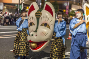 Maschera di volpe gigante alla parata delle volpi di Capodanno a Tokyo