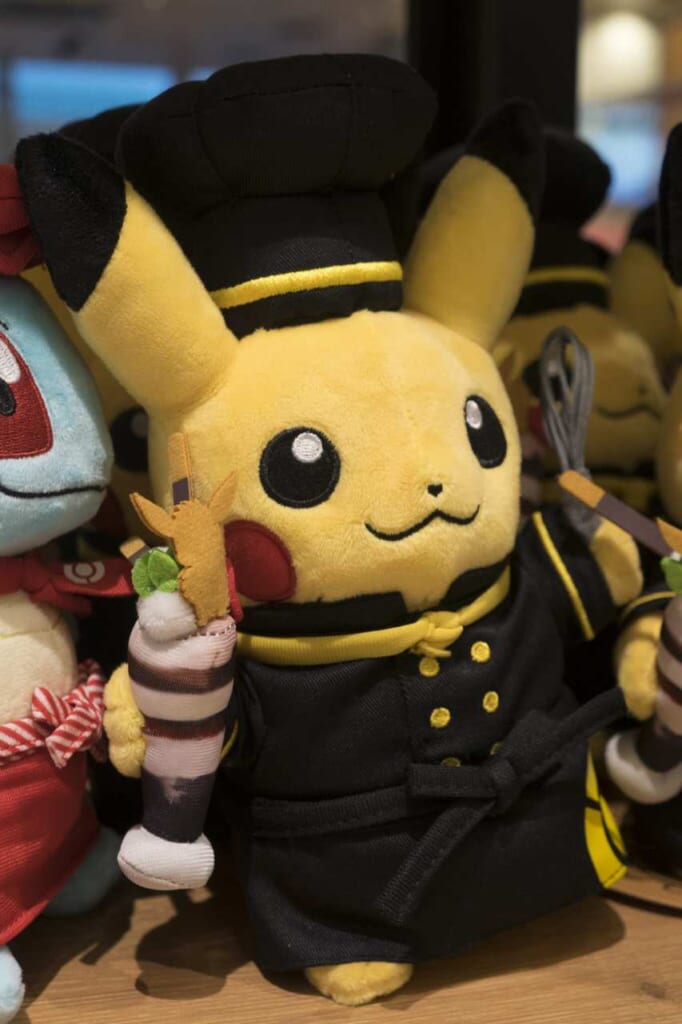 Peluche di Pikachu in vendita al Pokémon Cafe