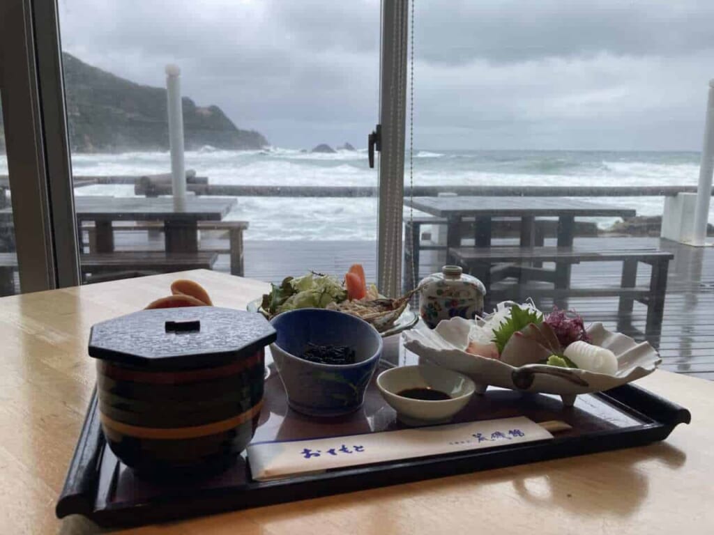 Pranzo con vista sul mare ad Araisokan Onsen Ryokan