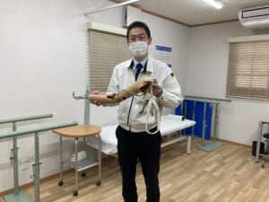 Dimostrazione di un arto prostetico alla Nakamura Brace