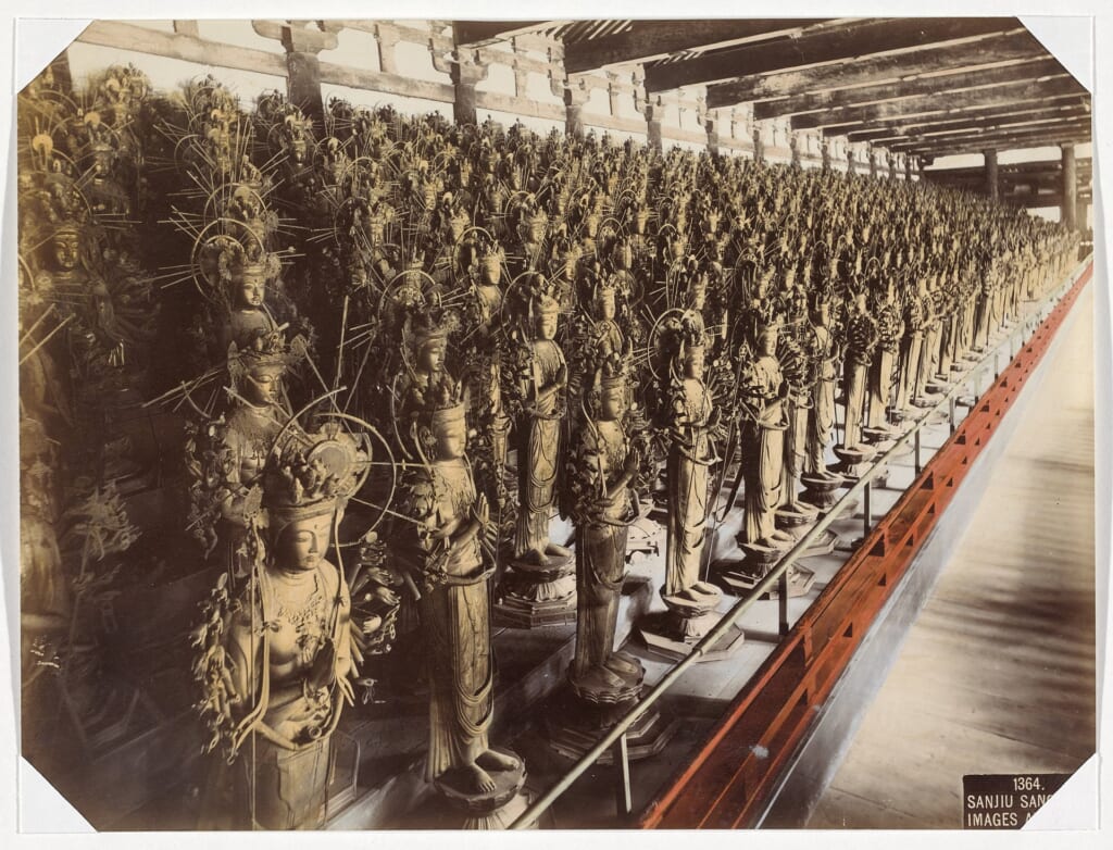 Foto d'epoca delle statue di Kannon al Sanjusangendo