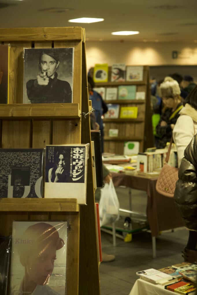 Libri e dischi usati a un mercatino