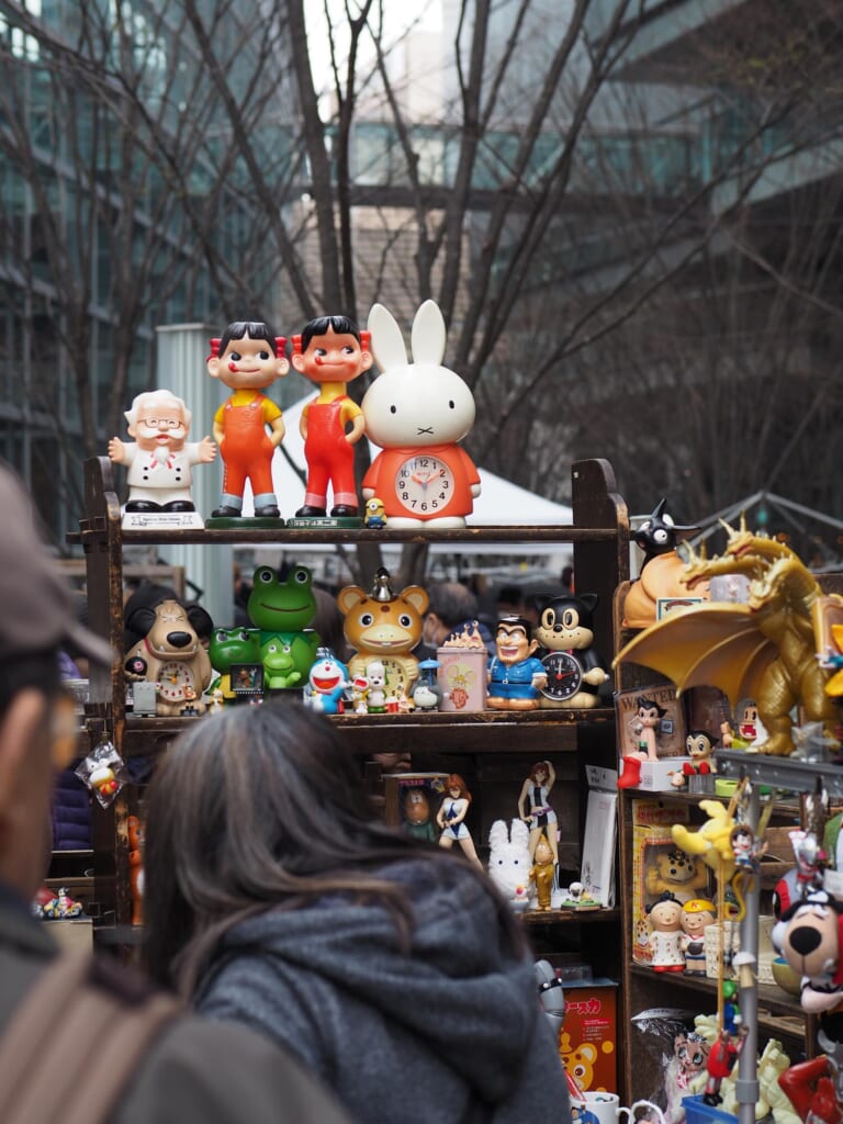 Giocattoli vintage a un mercatino dell'usato a Tokyo