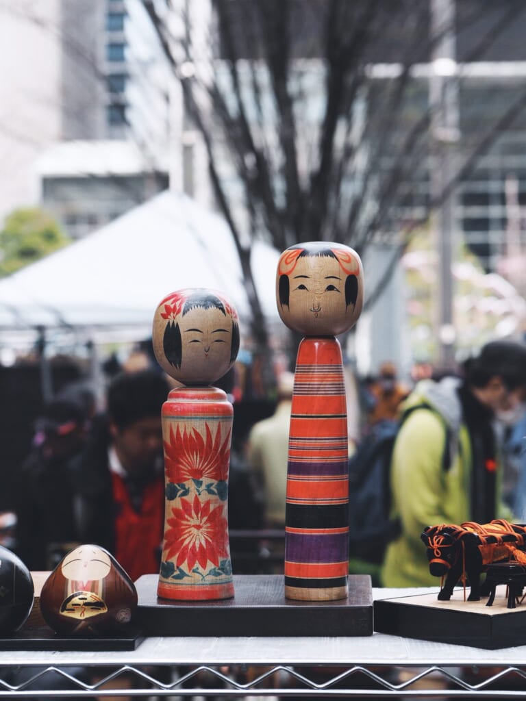Bambole kokeshi al mercatino dell'usato di Tokyo