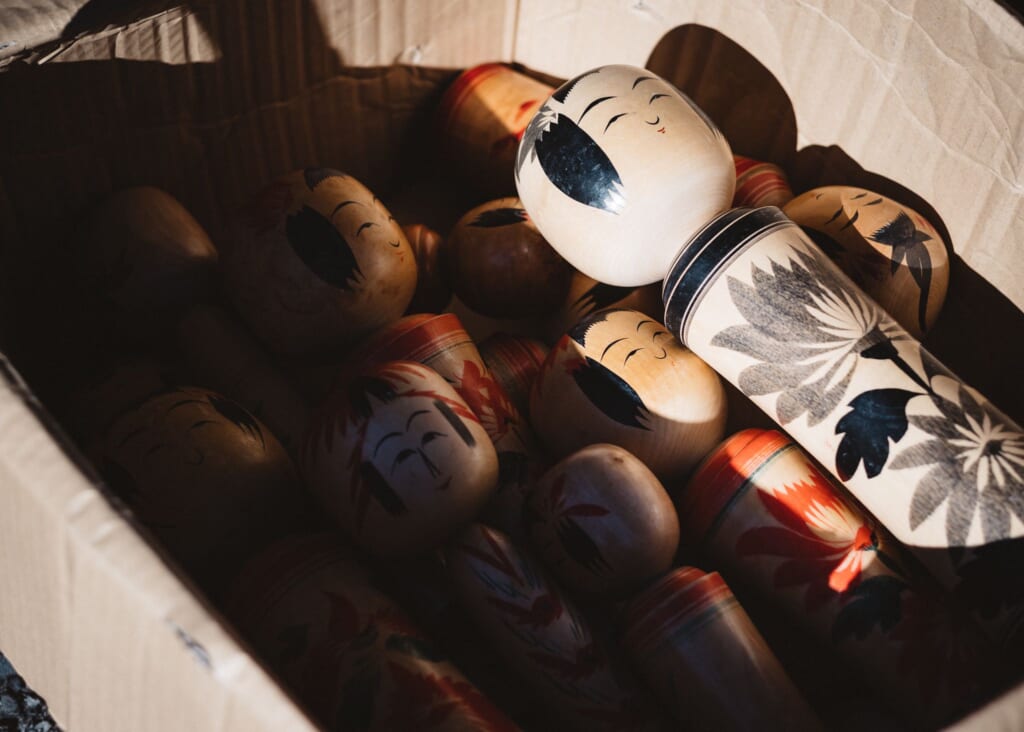 Bambole kokeshi in vendita ai mercatini dell'usato