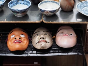 Ceramiche e maschere a un mercatino dell'usato in Giappone