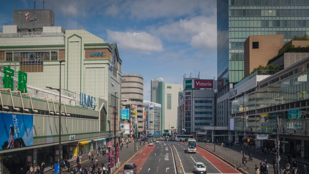 Koshu Kaido fuori dalla stazione di Shinjuku