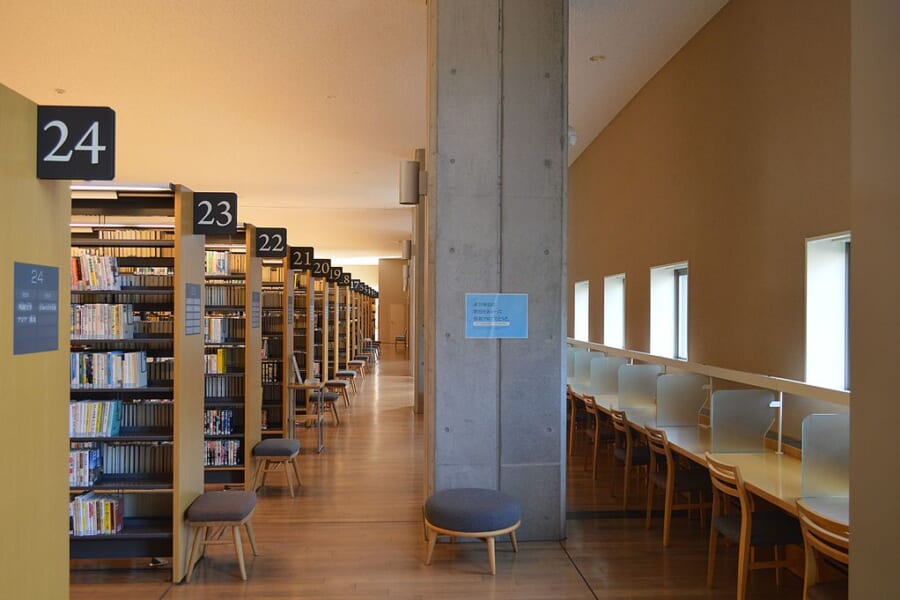 Interno di una biblioteca