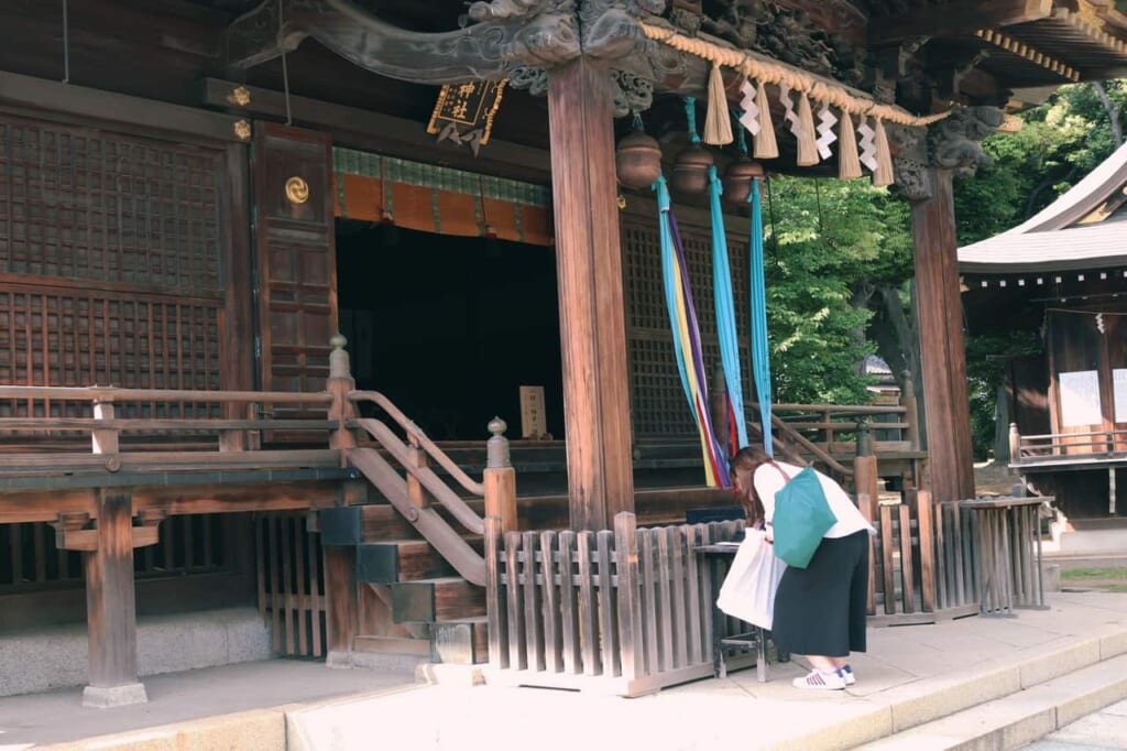 Una persona prega in un tempio