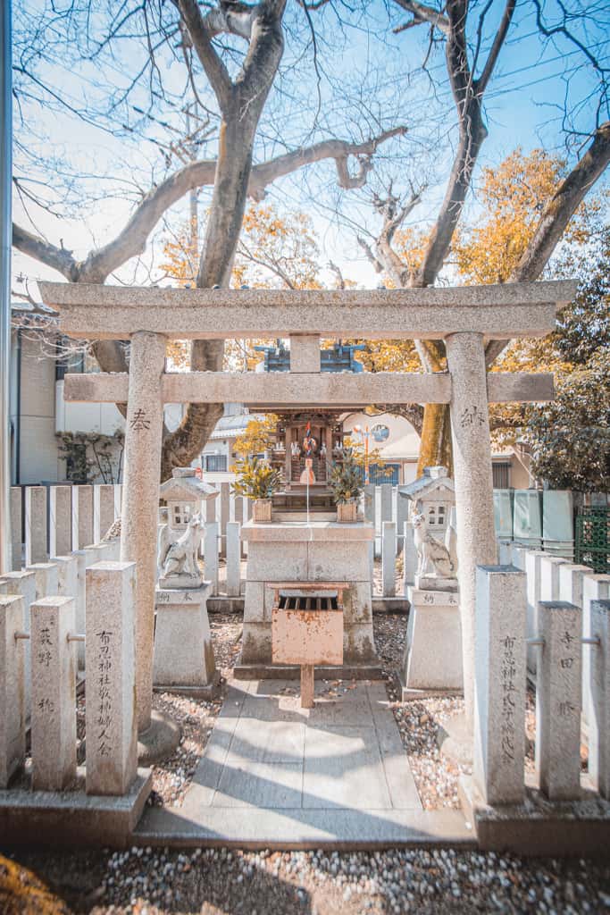 Il portale torii del santuario di Nunose a Osaka