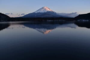Vista del Monte Fuji riflesso in un lago