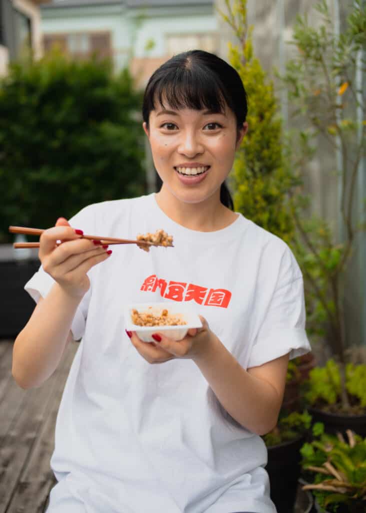 Suzuki Mayuko, la Natto Musume, che mangia del natto