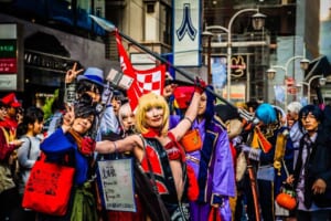 Persone in costume festeggiano Halloween in Giappone