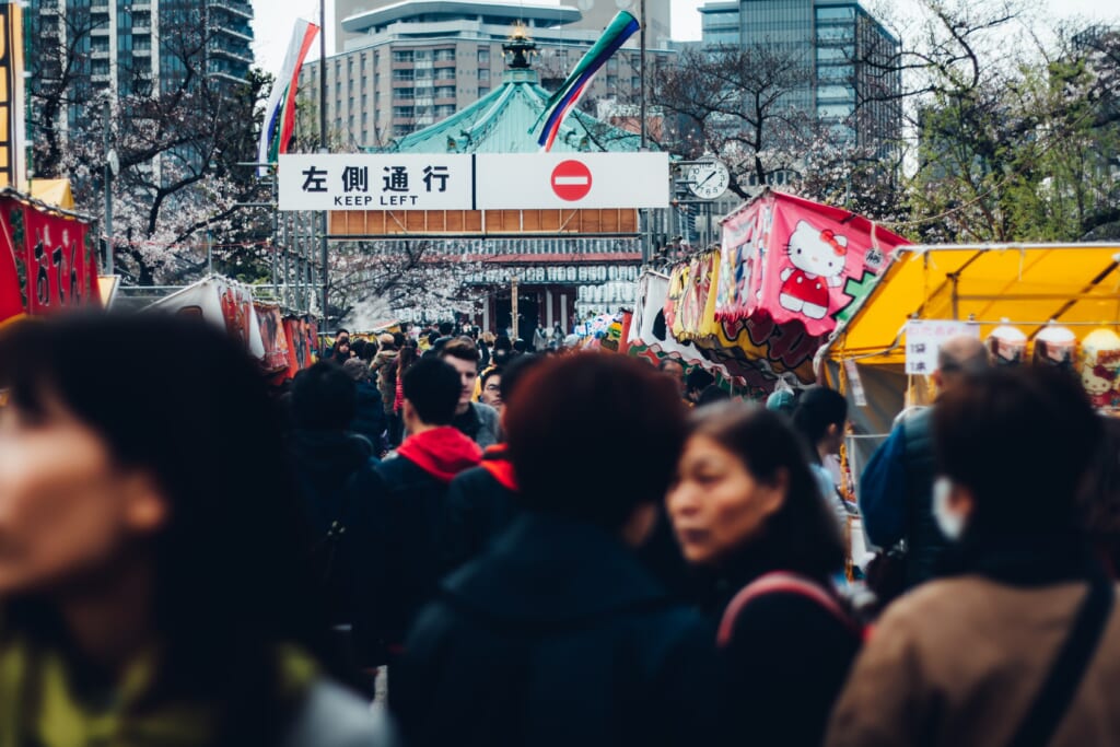 folla a Tokyo durante i giorni di festa