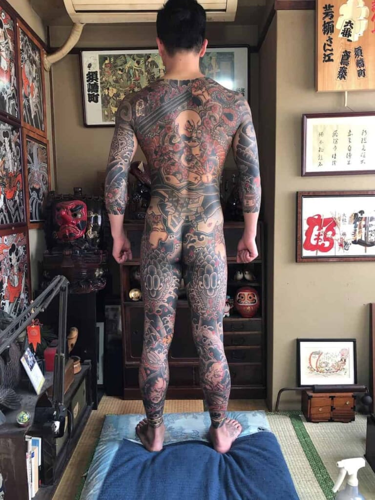Uomo con tatuaggi giapponesi