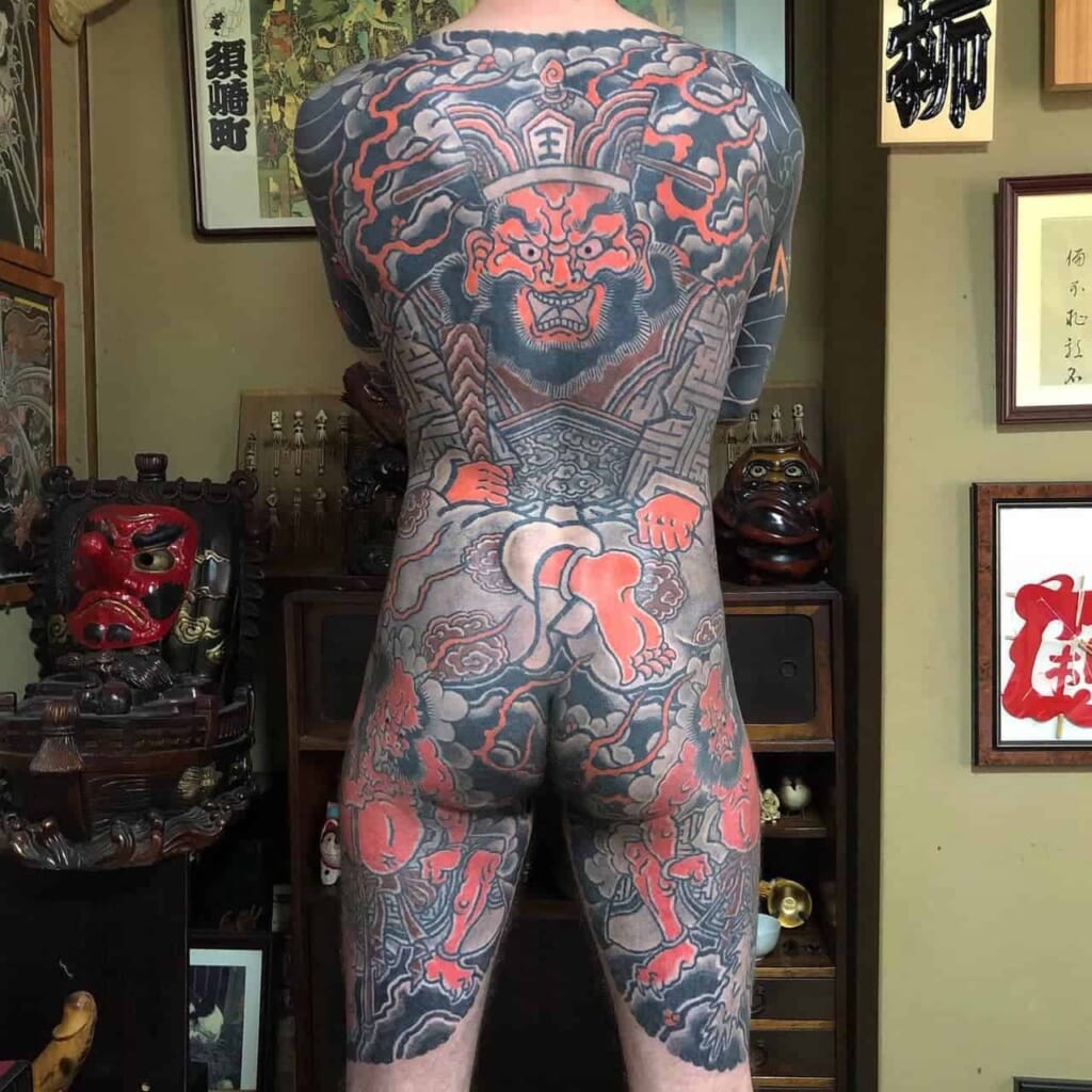 Uomo con tatuaggi tradizionali giapponesi