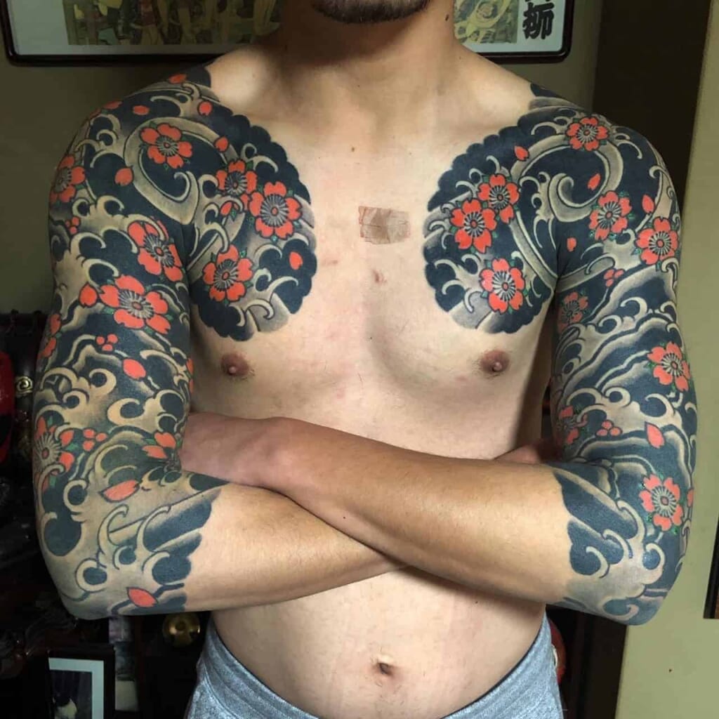 Uomo con tatuaggio giapponese dei sakura