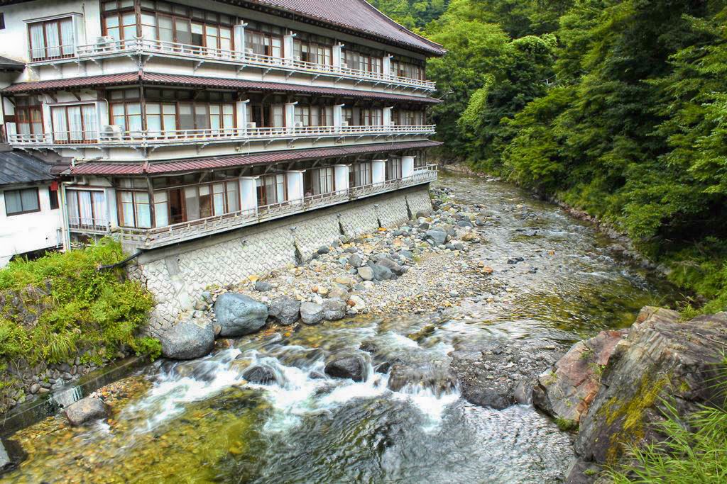 Takaragawa Onsen Osenkaku, unico ryokan presente che si affaccia sul fiume. Edificio principale