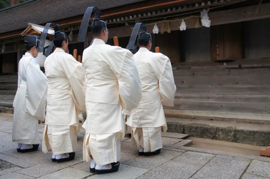 Sacerdoti shintoisti in un santuario