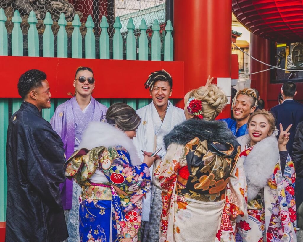 Ragazzi in kimono per il seijin no hi
