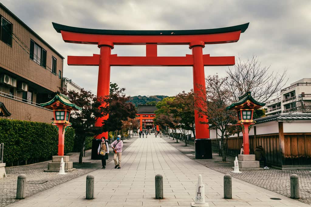 Grande torii rosso di ingresso al Fushimi Inari Taisha