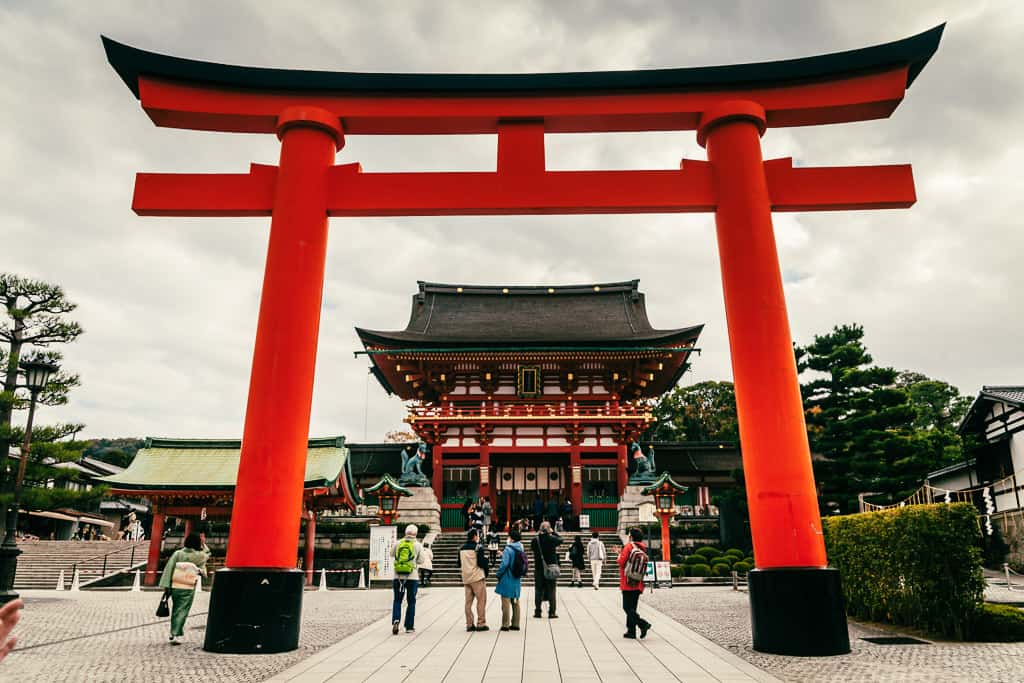 Grande torii di ingresso al Fushimi Inari Taisha