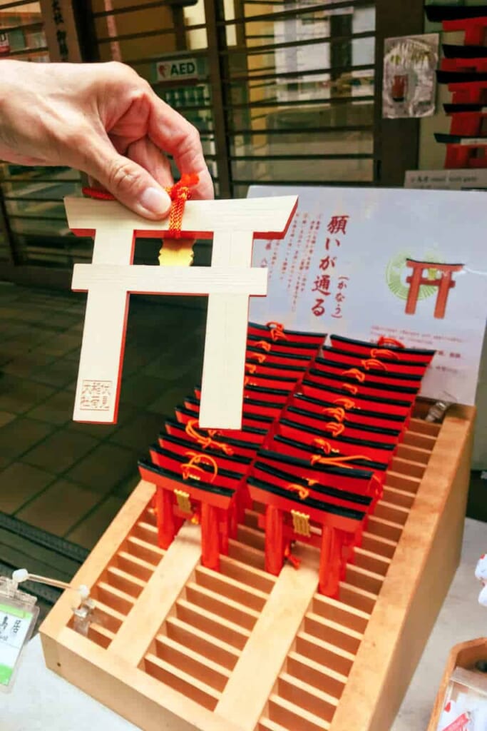 Torii di legno in miniatura da offrire a Inari