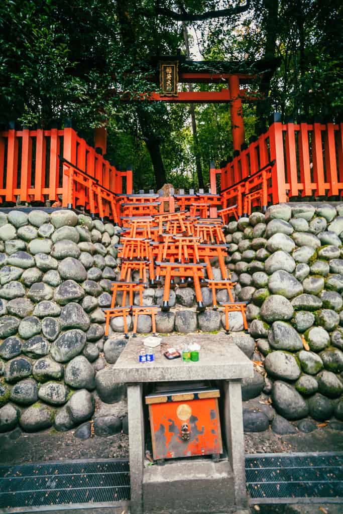 piccoli torii su un altare per le offerte al Fushimi Inari