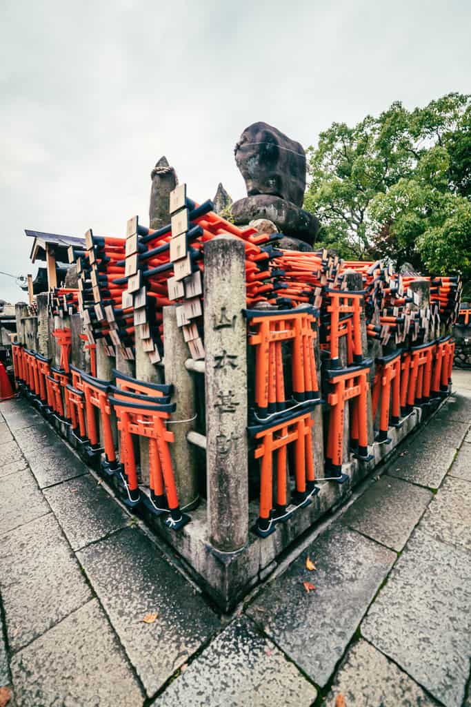 Piccoli torii al Fushimi Inari Taisha a Kyoto