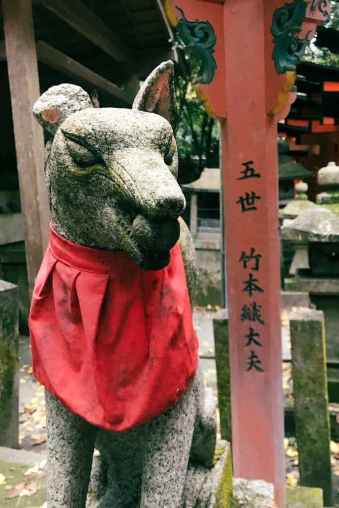 Statua di volpe al Fushimi Inari a Kyoto