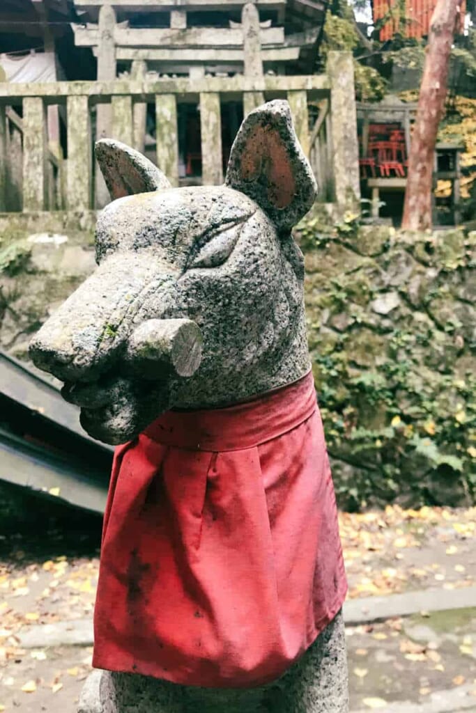 Statua di volpe al Fushimi Inari a Kyoto