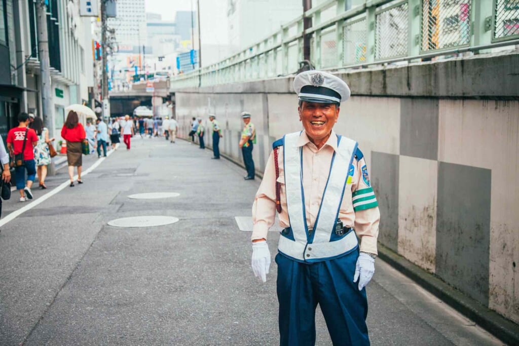 Poliziotto giapponese sorridente