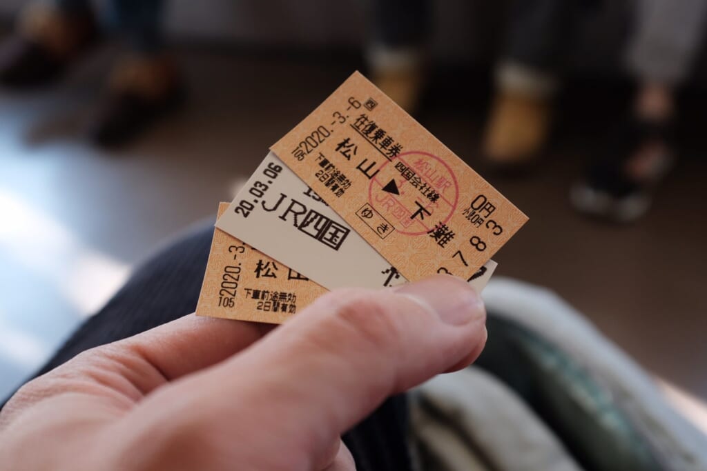 Biglietti del treno con scritte in giapponese
