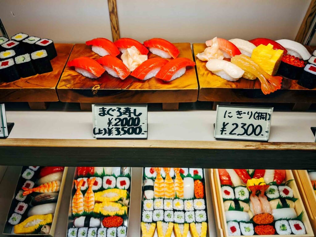 Riproduzioni del cibo nella vetrina di un ristorante di sushi