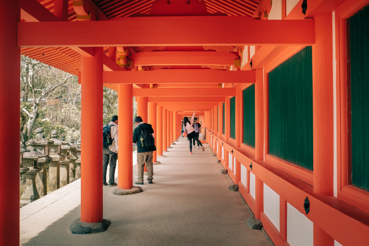 Percorso di pilastri rossi al parco di Nara