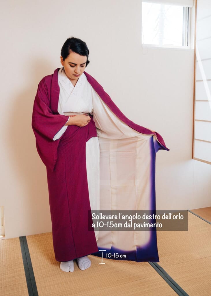 Misurare 10-15 cm dall'angolo destro dell'orlo del kimono al pavimento