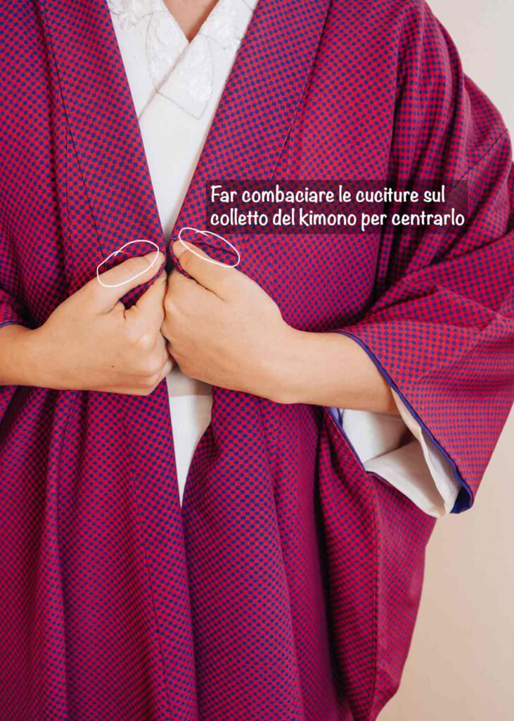 far combaciare le cuciture sul colletto del kimono per centrarlo