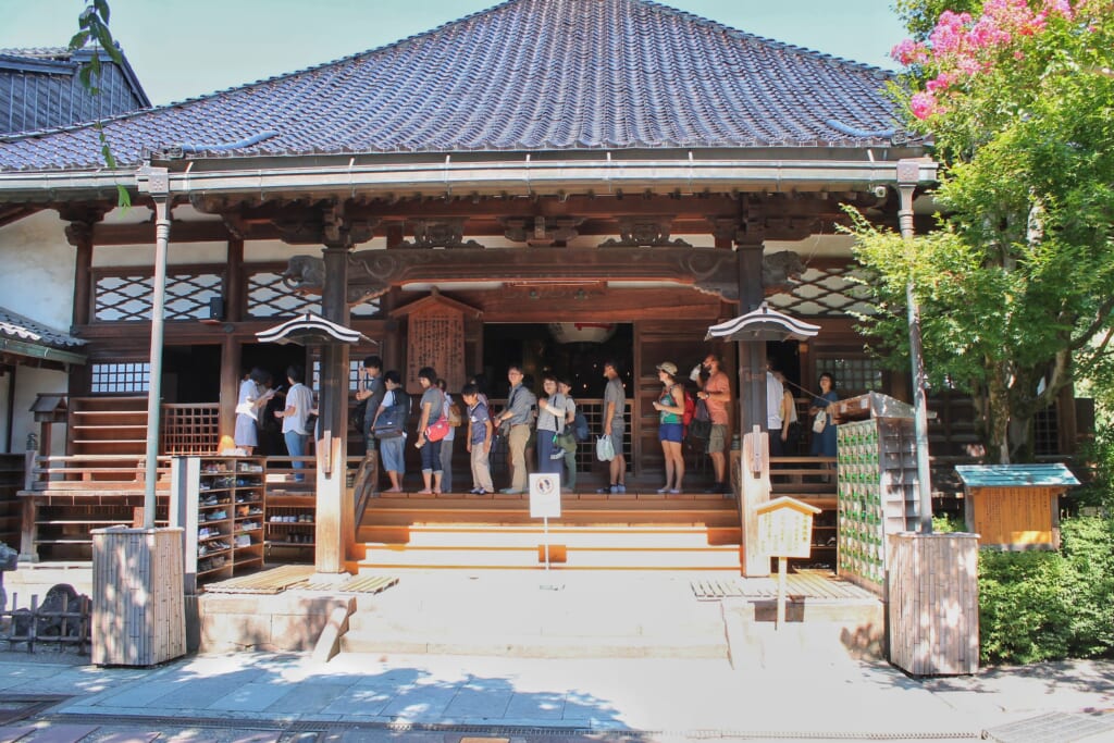 fila per accedere al ninjadera a Kanazawa