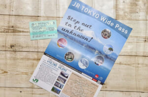 Biglietto e volantino del JR Tokyo Wide Pass