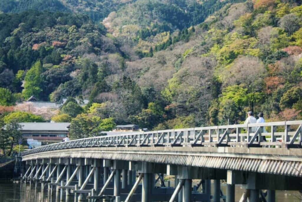 Il ponte Togetsukyō con una vista sui boschi circostanti